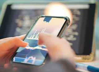 Persona que invierte comprobando un procedimiento claro de transferencia y retiro de fondos